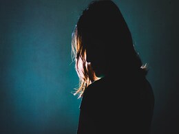 मृत महिला ने दिया जिंदा होने का सबूत, भटकते भटकते हो गए 16 साल, चौंका देगा मामला मृत महिला ने दिया जिंदा होने का सबूत, भटकते भटकते हो गए 16 साल, चौंका देगा मामला