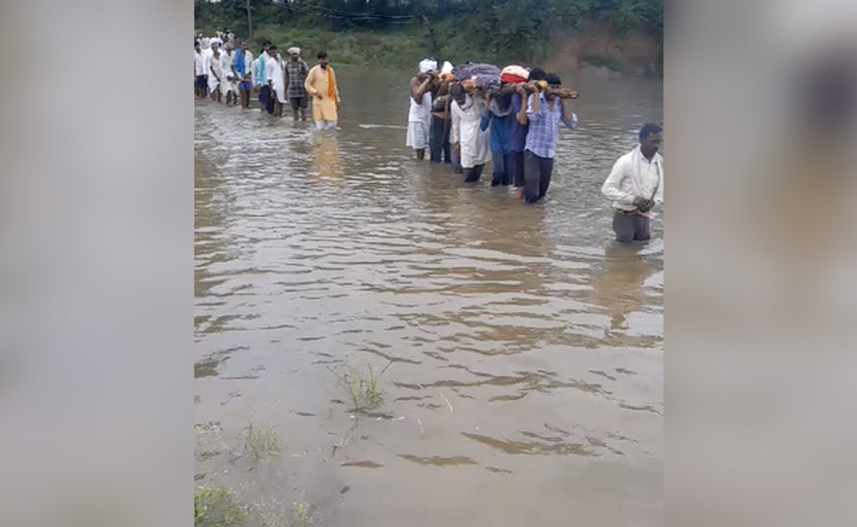 ग्वालियर में जान हथेली पर रखकर निकलती है शव यात्रा, नदी पार कर अंतिम संस्कार करने जाते हैं लोग