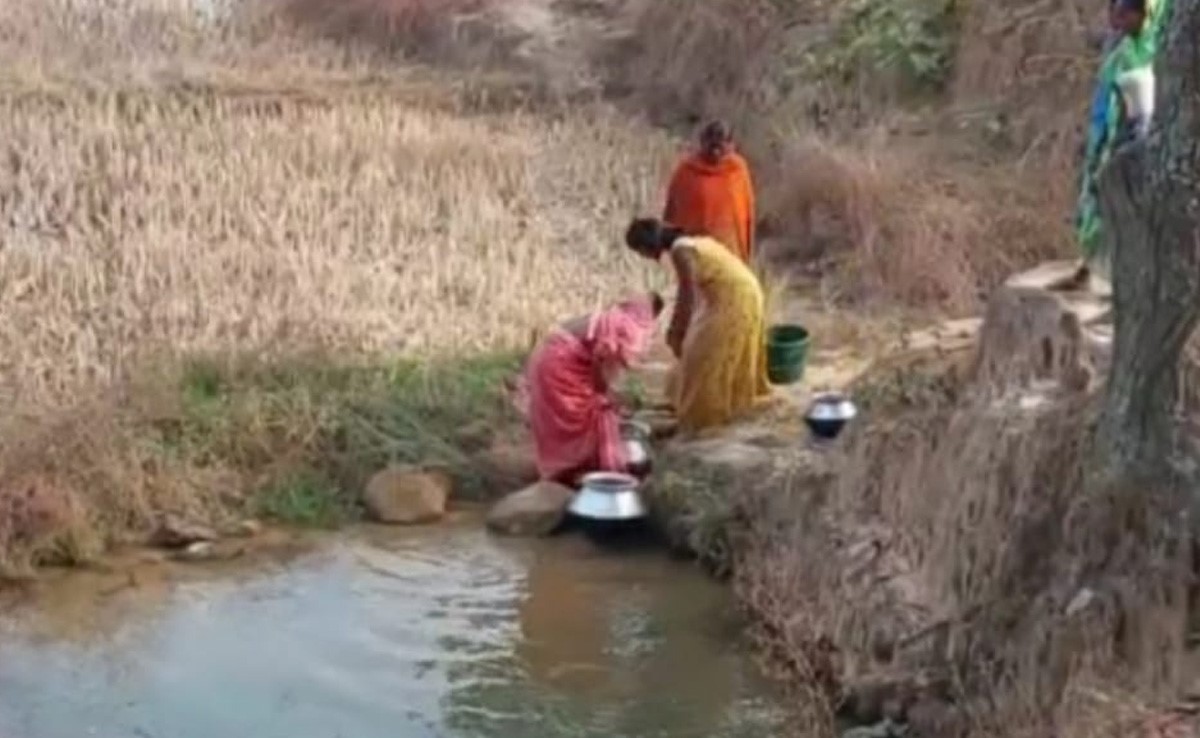 पानी को तरस रहे हैं सूरजपुर इलाके के दो गांव, हैंडपंप खराब होने से डबरी कूप का गंदा पानी पी रहे
