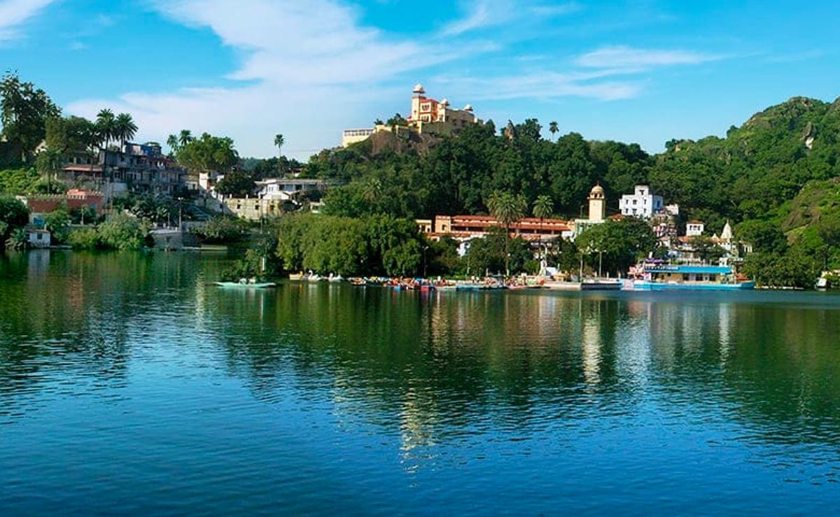 मौसम सर्द होते ही माउंट आबू में जुटने लगे सैलानी, इस वीकेंड पहुंचे 90 हजार से ज्यादा लोग 