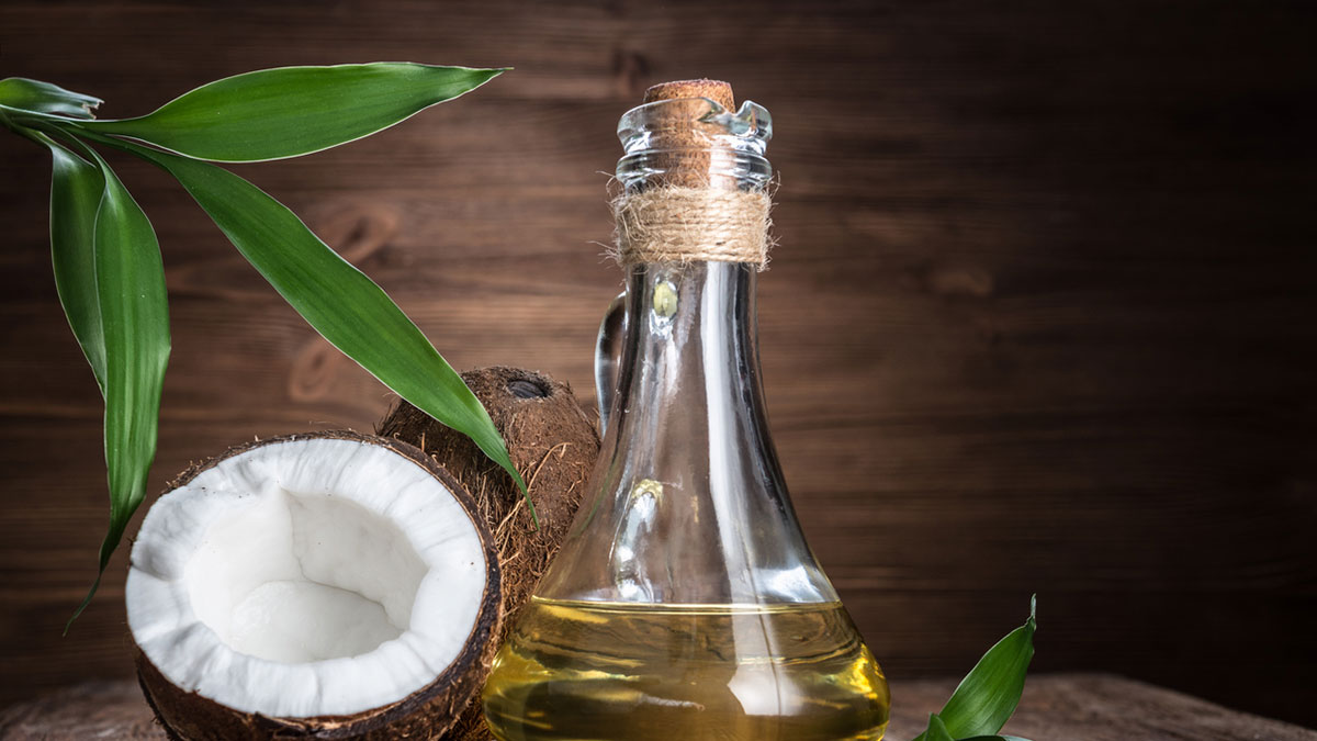 Coconut Oil Benefits: पैरों के लिए वरदान है नारियल तेल, लगाने से होते हैं ये कमाल के फायदे
