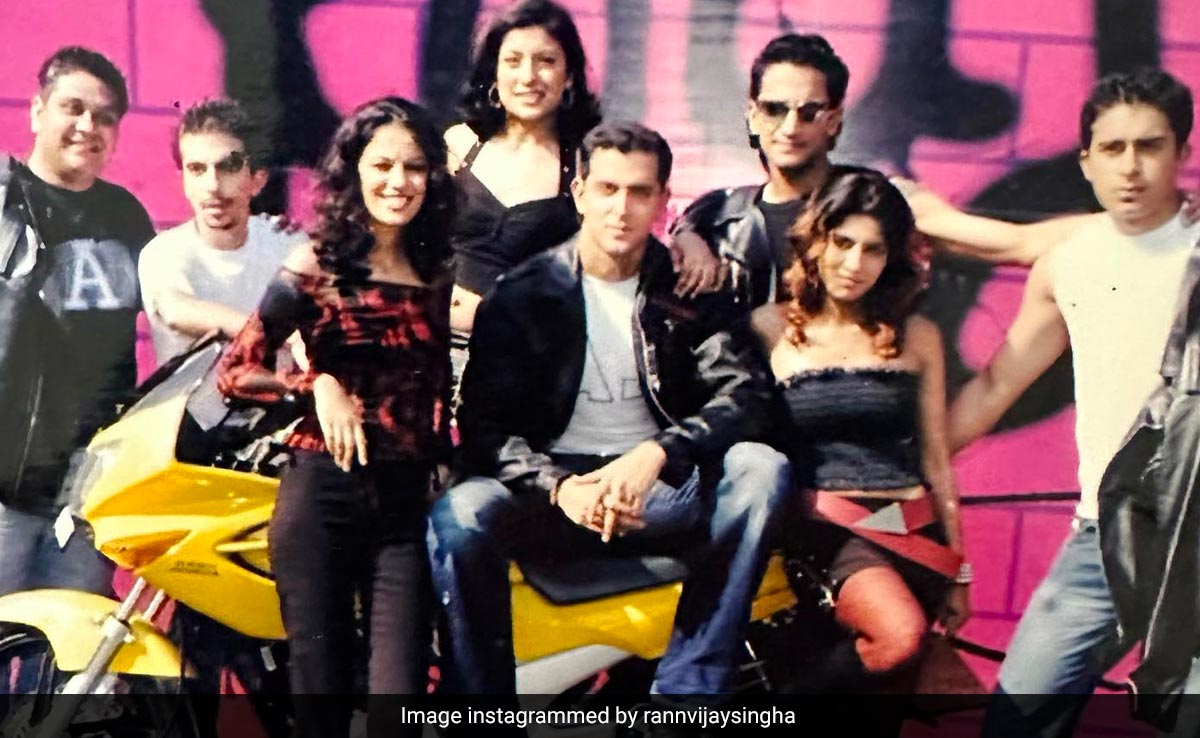 Hrithik Roshan And Rannvijay Singha With The <i>Roadies</i> Gang. Circa 2003