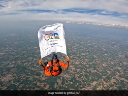 आसमान में लहराया G20 का परचम, धरती से 10 हजार फीट ऊपर विंग कमांडर गजानंद यादव ने इस तरह मनाया जश्न आसमान में लहराया G20 का परचम, धरती से 10 हजार फीट ऊपर विंग कमांडर गजानंद यादव ने इस तरह मनाया जश्न
