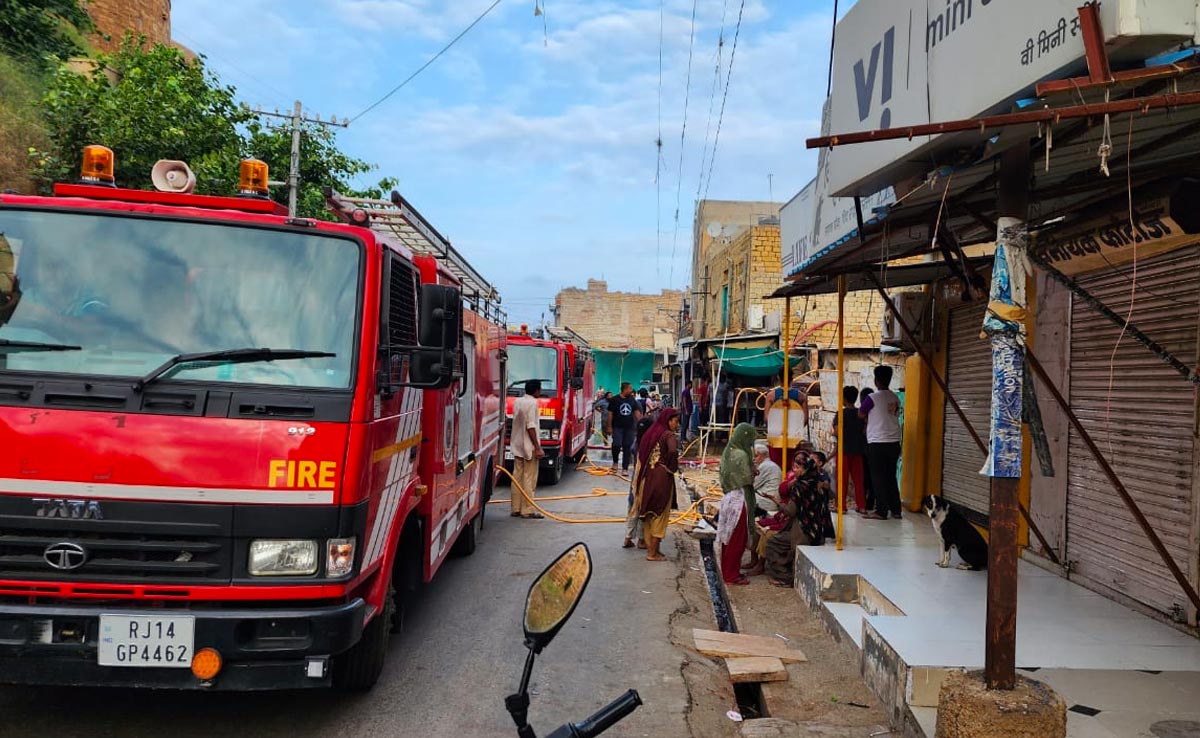 जैसलमेरः सॉफ्टी सेंटर में लगी आग से हडकंप, दुकान में रखे थे 10 सिलेंडर, जान जोखिम में डाल निकाला बाहर