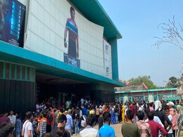 सिंगल स्क्रीन पर 'जवान' के फर्स्ट डे फर्स्ट शो का आंखों देखा हाल, फैन्स की भीड़, शाहरुख की एंट्री, थिएटर्स की दीवाली लाया Jawan सिंगल स्क्रीन पर 'जवान' के फर्स्ट डे फर्स्ट शो का आंखों देखा हाल, फैन्स की भीड़, शाहरुख की एंट्री, थिएटर्स की दीवाली लाया Jawan