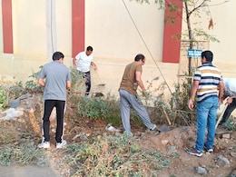 झुंझुनू जिला कलेक्टर ने सड़कों पर झाड़ू लगाकर लोगों से स्वच्छता अपनाने की अपील की झुंझुनू जिला कलेक्टर ने सड़कों पर झाड़ू लगाकर लोगों से स्वच्छता अपनाने की अपील की