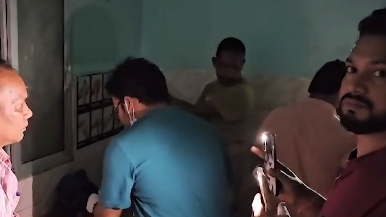 बस्तर के इस अस्पताल में टॉर्च जलाकर किया जा रहा है मरीजों का इलाज