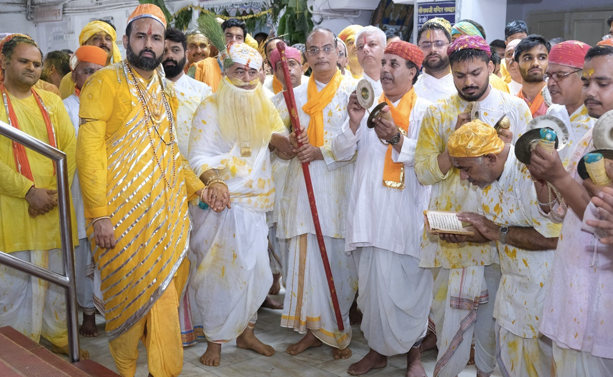 जन्माष्टमी की धूमः श्रीनाथजी हवेली में धूमधाम से मना श्री कृष्ण का जन्मोत्सव, दूध-दही से सने दिखे भक्त