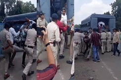 Madhya Pradesh में चयनित पटवारियों की पिटाई के बाद अब उनपर  FIR दर्ज Madhya Pradesh में चयनित पटवारियों की पिटाई के बाद अब उनपर  FIR दर्ज