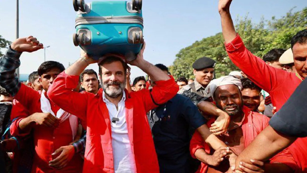 कुली का ड्रेस, सिर पर सामान, दिल्ली के रेलवे स्टेशन पर राहुल का दिखा अलग अंदाज