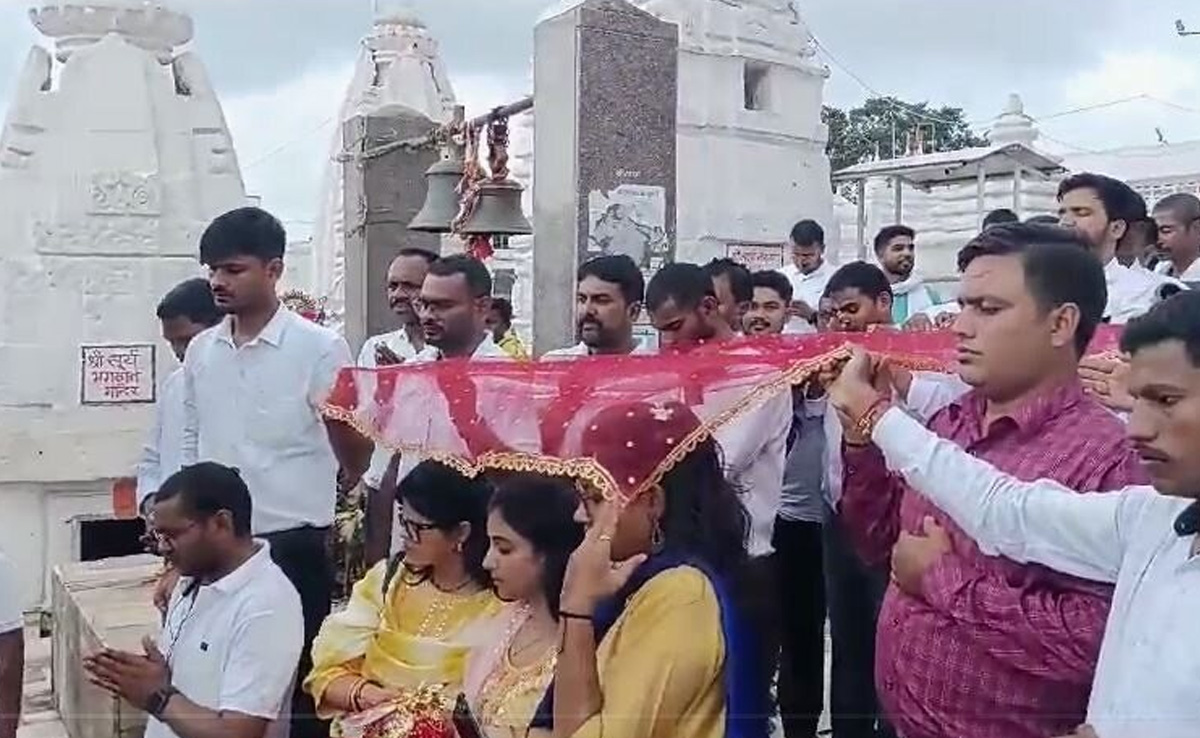 अनूपपुर : पटवारी संघ ने अपनी मांगों को लेकर पूजा-अर्चना कर मां नर्मदा को सौंपा ज्ञापन