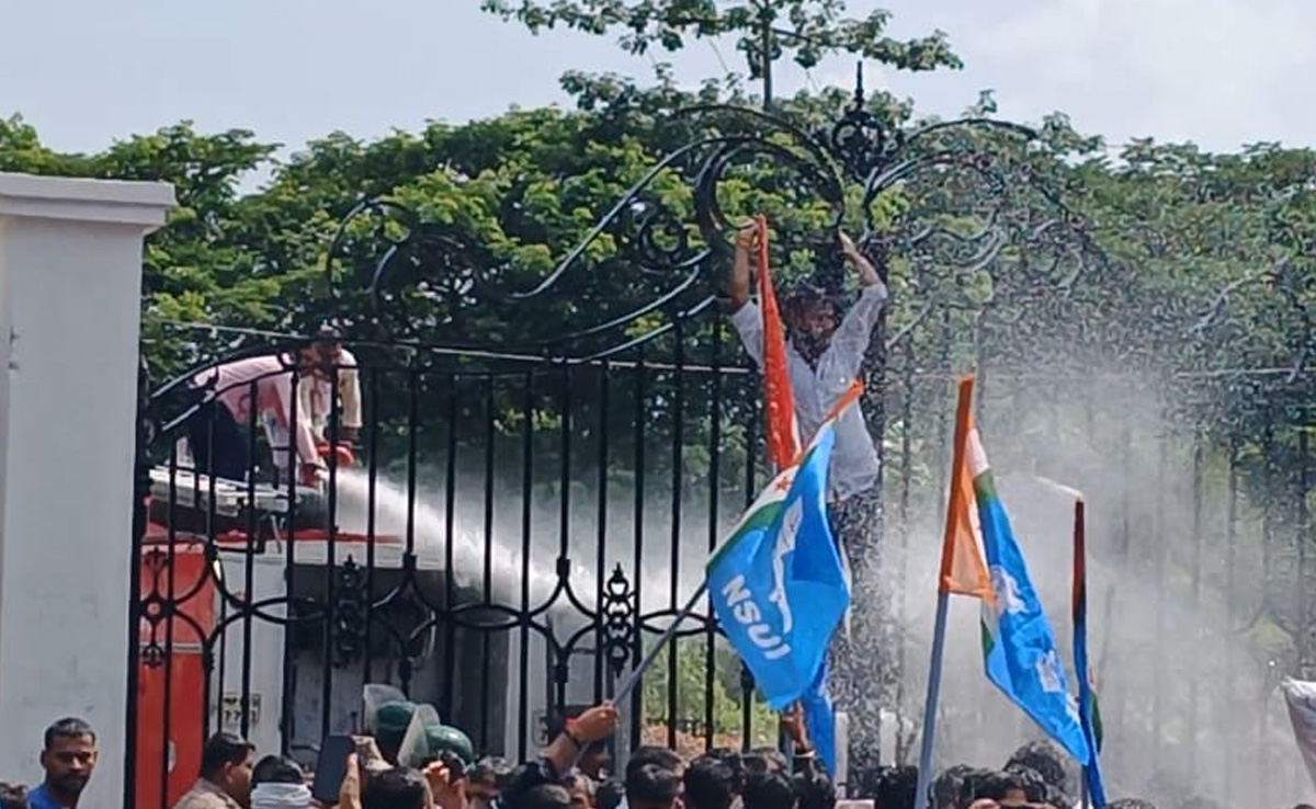 रीवा : नई शिक्षा नीति और पटवारी घोटाले के खिलाफ NSUI ने किया प्रदर्शन, पुलिस ने किया लाठीचार्ज