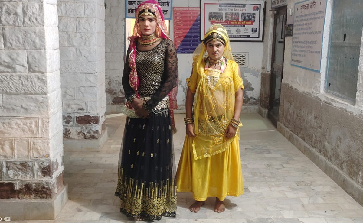 लूट का नया फार्मूलाः महिला का भेष धर श्रद्धालुओं को लूटने वाले दो बदमाश गिरफ्तार