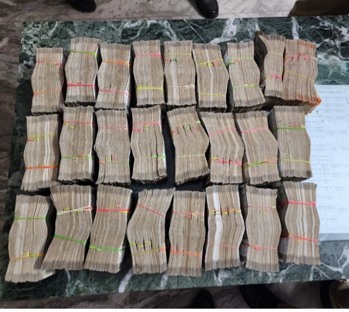 तेलंगाना में 490 करोड़ रुपये मूल्य का सोना, नकदी, शराब, ‘मुफ्त उपहार’ जब्त