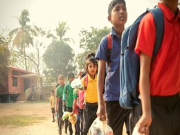 भारत के इस अनोखे स्कूल में पैसों से नहीं भरी जाती फीस, जमा करनी पड़ती है 100 खाली प्लास्टिक की बोतलें भारत के इस अनोखे स्कूल में पैसों से नहीं भरी जाती फीस, जमा करनी पड़ती है 100 खाली प्लास्टिक की बोतलें