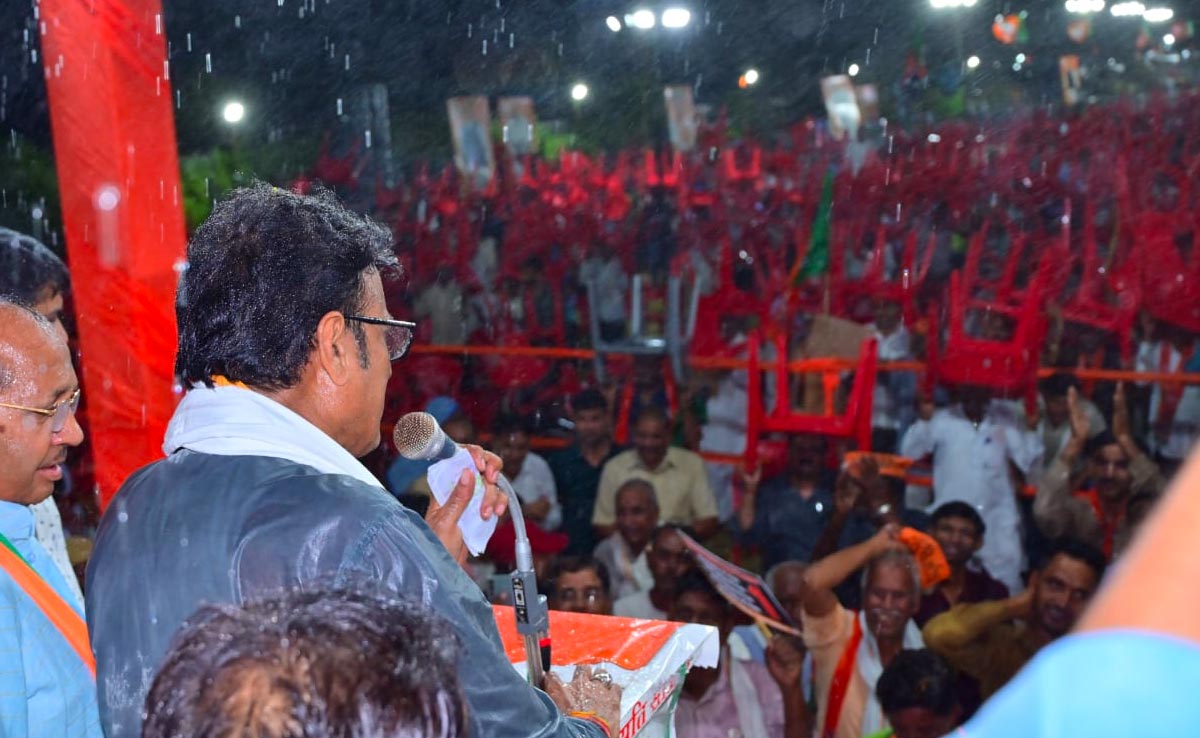 नेता प्रतिपक्ष राजेंद्र राठौड़ दे रहे थे भाषण, अचानक शुरू हो गई बरसात, सभा से हिले तक नहीं लोग