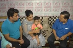 दिल्ली : CM केजरीवाल ने रेयर बीमारी से पीड़ित बच्चे कनव से की मुलाकात दिल्ली : CM केजरीवाल ने रेयर बीमारी से पीड़ित बच्चे कनव से की मुलाकात
