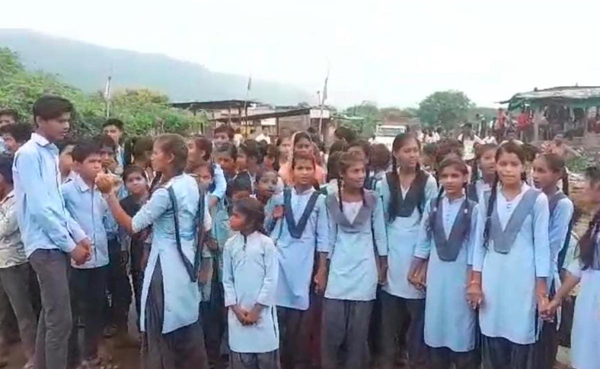 लेटलतीफी से परेशान छात्रों ने अध्यापकों के खिलाफ खोला मोर्चा, 3 घंटे बाधित रहा ट्रैफिक