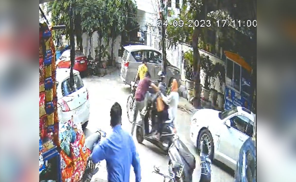 On Camera: Delhi Cop's Kick To Catch Two Thieves Speeding On A Scooty