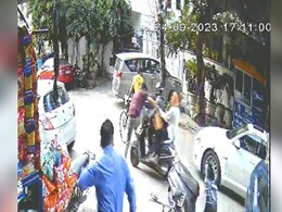 VIDEO: दिल्ली पुलिस के जवान की बहादुरी से पकड़ा गया झपटमार, लात मारकर गिराई झपटमारों की बाइक