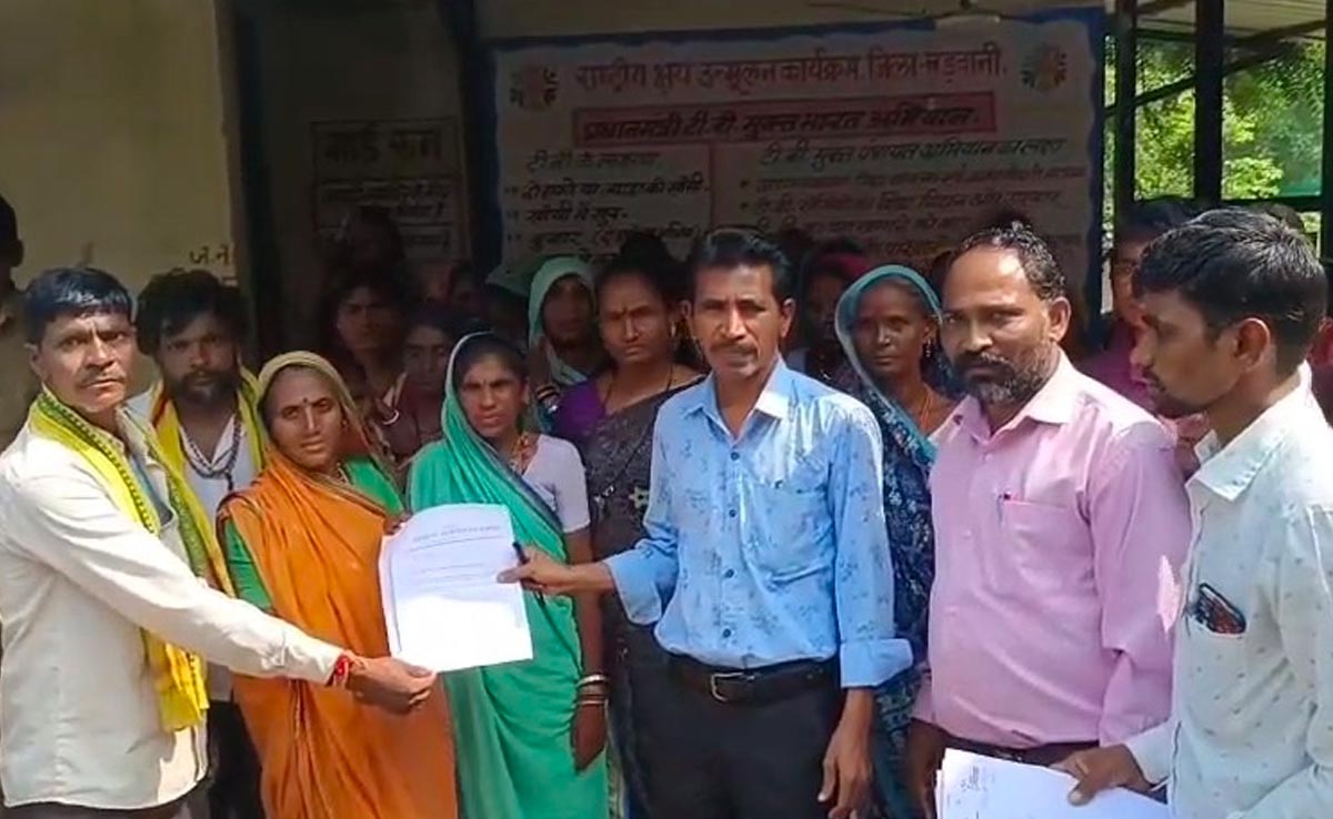 बड़वानी में सैकड़ों महिलाएं लाड़ली बहना योजना से वंचित, लाभ दिलाने की मांग को लेकर तहसीलदार को दिया आवेदन
