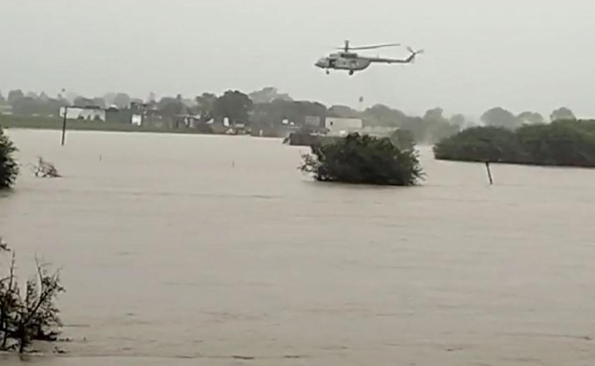 MP में बाढ़ का कहर, पानी के बीच फंसी गर्भवती महिला को वायुसेना के हेलीकॉप्टर से बचाया गया