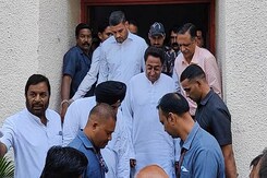 Ujjain Rape Case: दुष्कर्म पीड़िता का हाल जानने Indore के एमटीएच Hospital पहुंचे Kamal Nath Ujjain Rape Case: दुष्कर्म पीड़िता का हाल जानने Indore के एमटीएच Hospital पहुंचे Kamal Nath
