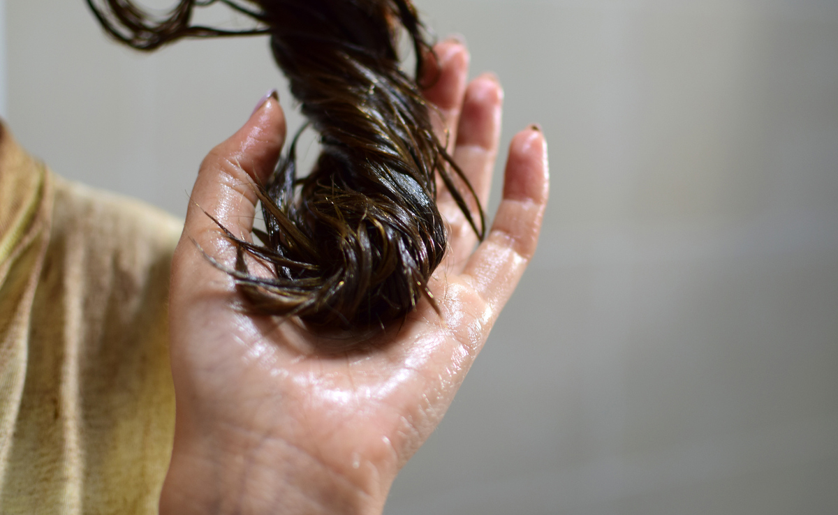 बालों का झड़ना रोकने के लिए इन 4 हेयर मास्क को खुद बनाकर लगा सकती हैं आप, थम जाएगा Hair Fall 