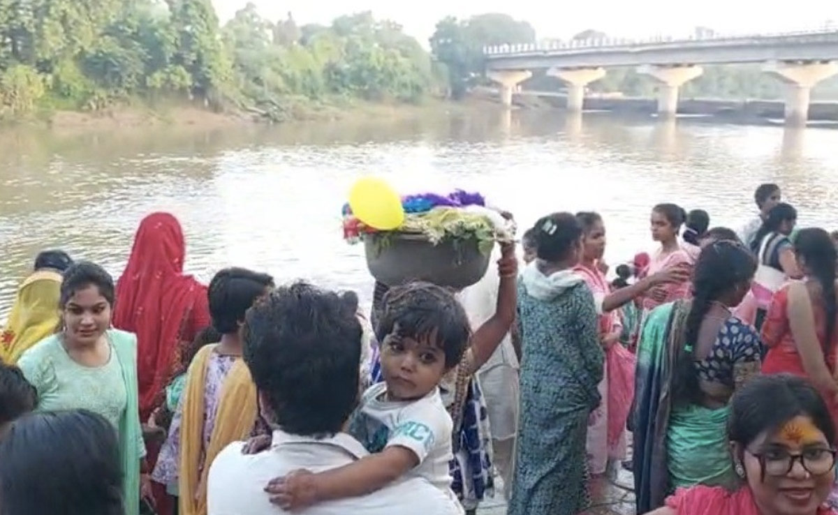 बेतवा घाट पर महिलाओं का उमड़ा जनसैलाब, हजारों ने लगाई आस्था की डुबकी