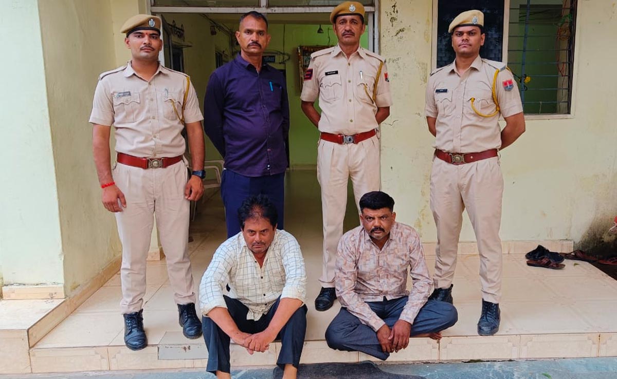 डूंगरपुर में कार से 300 किलो चांदी और 24 लाख रुपए कैश जब्त, गुप्त केबिन में छिपाकर ले जा रहे दो गिरफ्तार