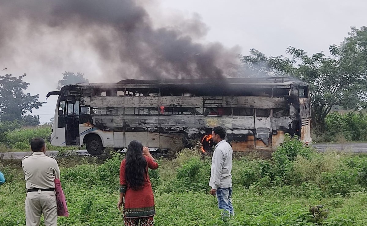 छिंदवाड़ा: चौरई बाईपास पर टायर फटने से चलती बस में लगी आग, पैसेंजर सुरक्षित
