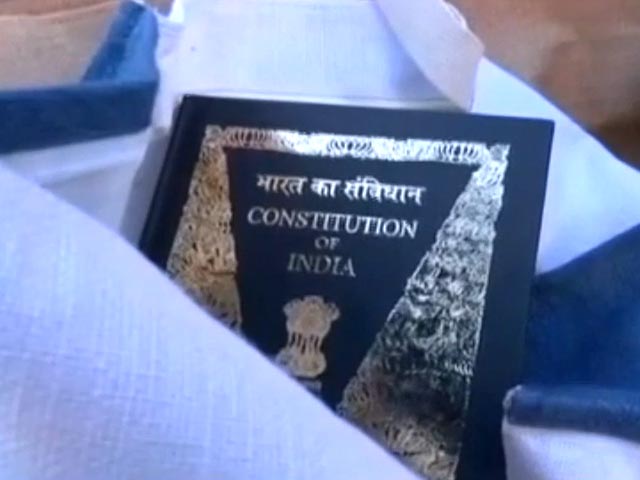 सांसदों को दी गई संविधान की प्रति पर अधीर रंजन चौधरी ने उठाया सवाल