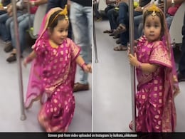 मेट्रो में नजर आई इस बच्ची ने जीत लिया नेटिजन्स का दिल, लोग बोले- छोटी दुर्गा मां मेट्रो में नजर आई इस बच्ची ने जीत लिया नेटिजन्स का दिल, लोग बोले- छोटी दुर्गा मां