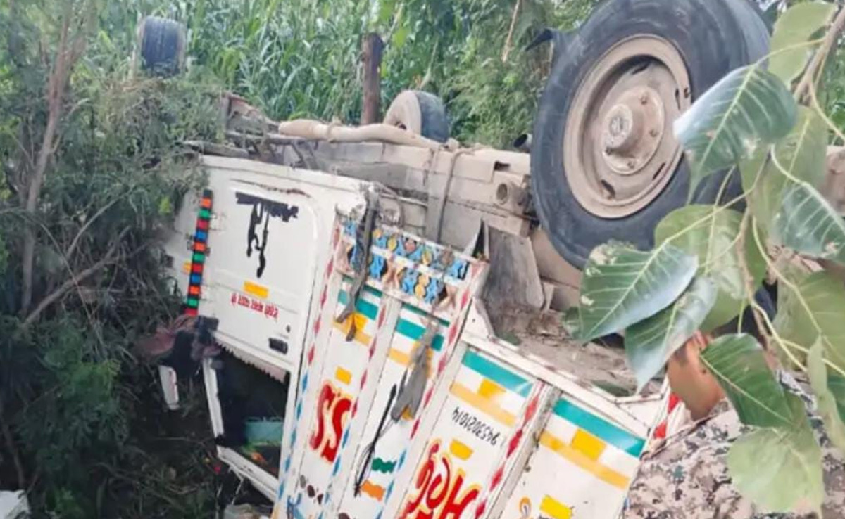 भिंड-ग्वालियर NH पर टायर फटने से पलटी पिकअप, 4 की मौत, दो घायल