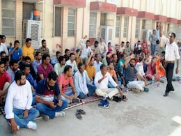 महाराष्ट्र : संविदा पर काम कर रहे स्वास्थ्यकर्मियों की हड़ताल, नियमित करने की कर रहे मांग महाराष्ट्र : संविदा पर काम कर रहे स्वास्थ्यकर्मियों की हड़ताल, नियमित करने की कर रहे मांग