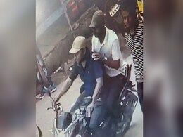 छतरपुर : बुजुर्ग कैंसर पीड़ित से छीने इलाज के पैसे, SP ने लुटेरों पर रखा 10 हजार का इनाम छतरपुर : बुजुर्ग कैंसर पीड़ित से छीने इलाज के पैसे, SP ने लुटेरों पर रखा 10 हजार का इनाम