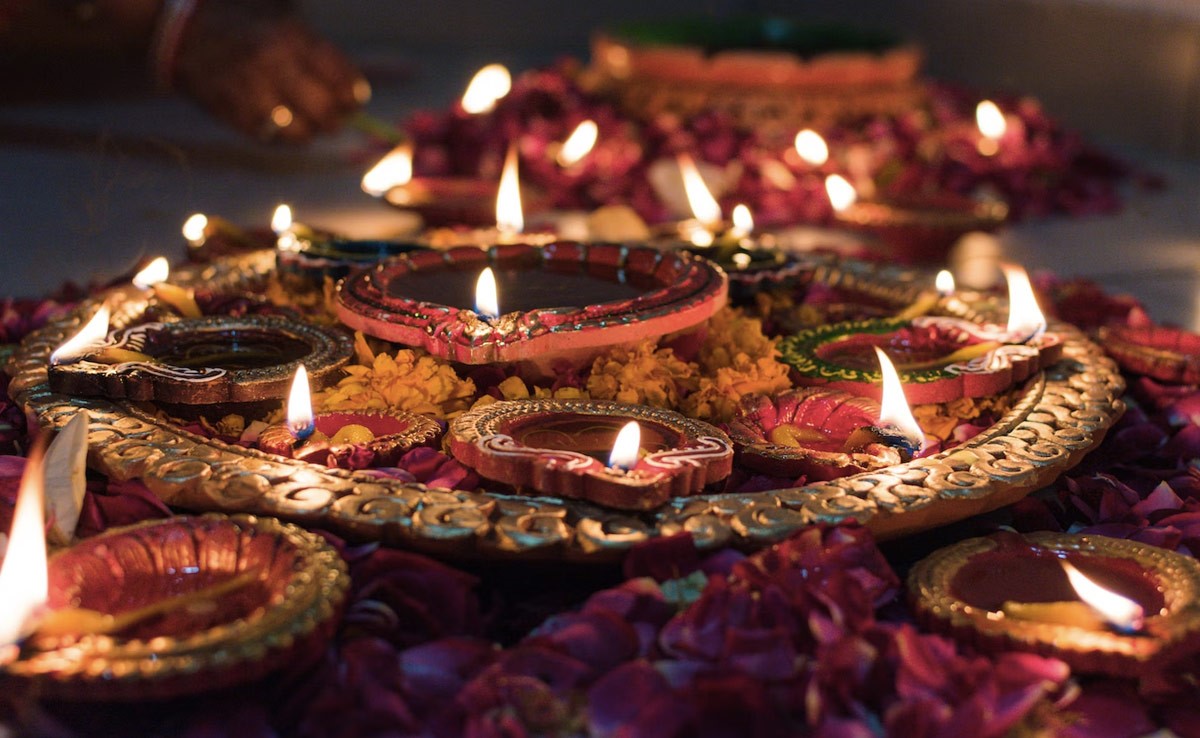 Diwali 2023 : इस दिवाली घर के मुख्य द्वार पर कर लें ये 5 उपाय, लक्ष्मी जी की बरसेगी कृपा