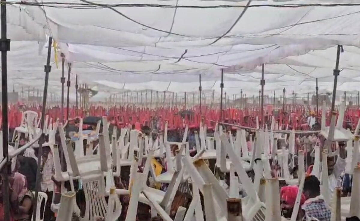 जगदलपुर में भगवंत मान के संबोधन के दौरान जोरदार बारिश होने लगी, जिसके बाद वहां मौजूद लोग कुर्सी से सिर ढककर भाषण सुनते रहे.