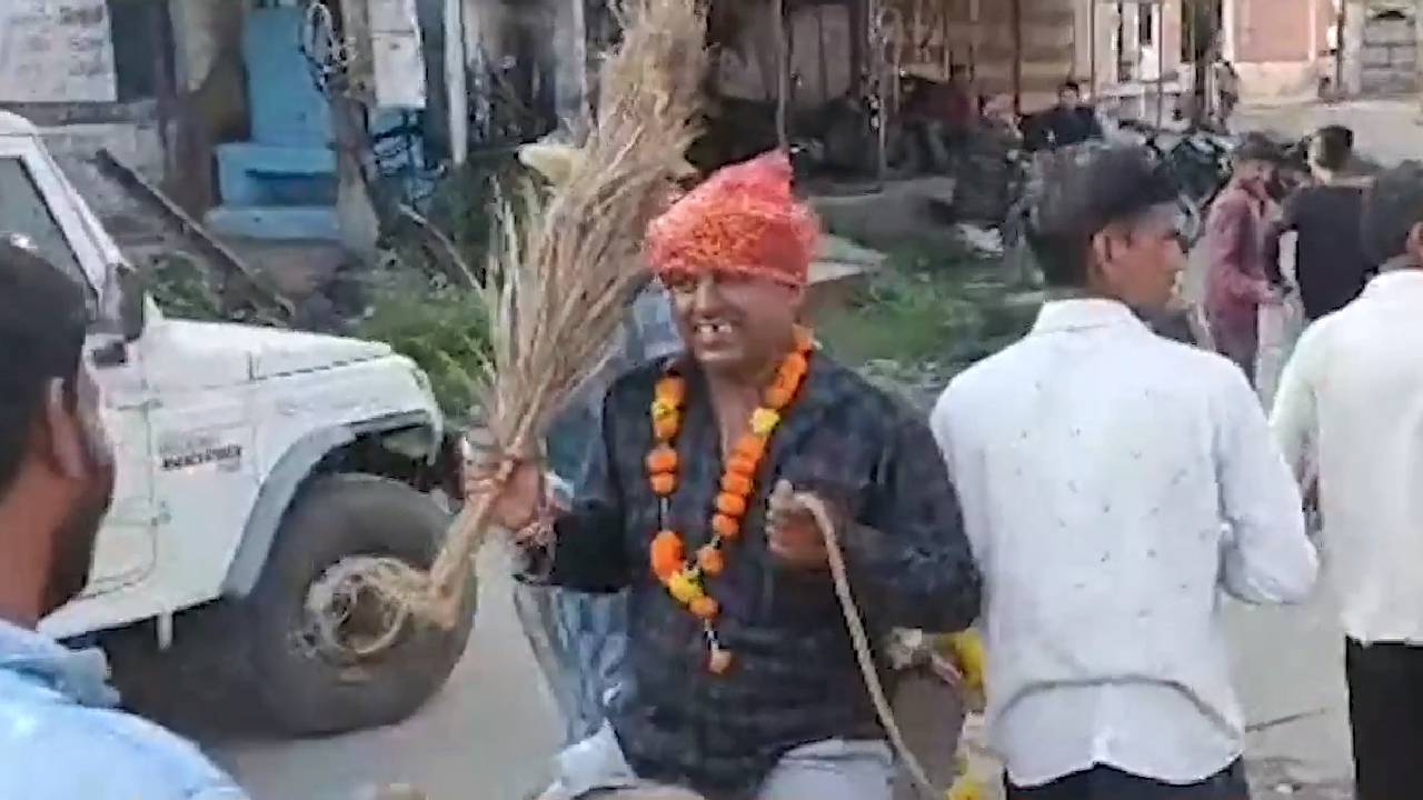 रतलाम में बारिश के लिए टोने-टोटके का सहारा, सरपंच को गधे पर बिठाकर गांव में घुमाया