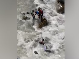 सेल्फी लेते वक्त फिसलकर नदी में गिरे केदारनाथ तीर्थयात्री को बचाया गया सेल्फी लेते वक्त फिसलकर नदी में गिरे केदारनाथ तीर्थयात्री को बचाया गया