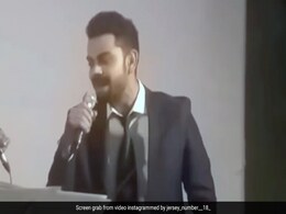 गेंदबाजों के होश छुड़ाने वाले कोहली ने पकड़ा माइक, गाया 60 साल पुराना गाना, लोगों को आई टोनी कक्कड़ की याद गेंदबाजों के होश छुड़ाने वाले कोहली ने पकड़ा माइक, गाया 60 साल पुराना गाना, लोगों को आई टोनी कक्कड़ की याद