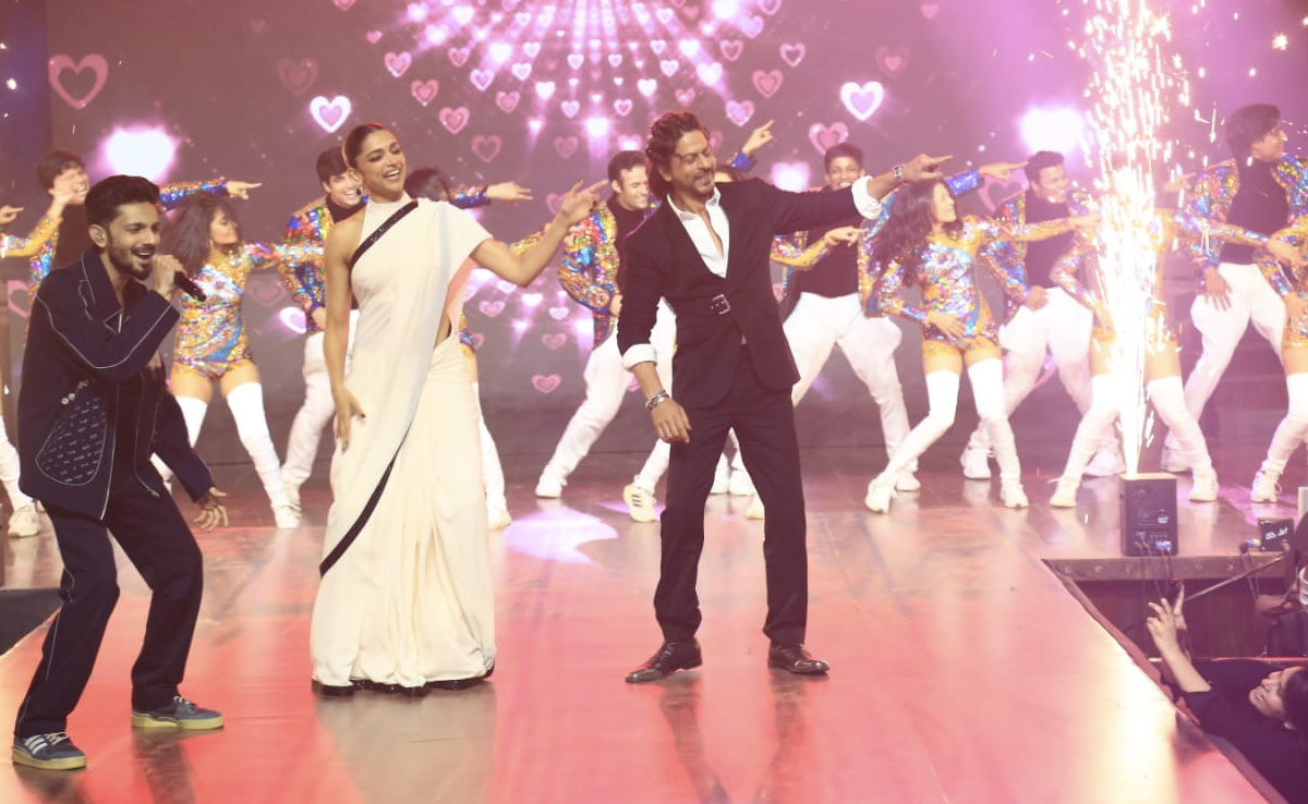 <i>Jhoome Jo Jawan</i>: Watch Deepika Padukone And Shah Rukh Khan Dance To <i>Chaleya</i> At Press Meet