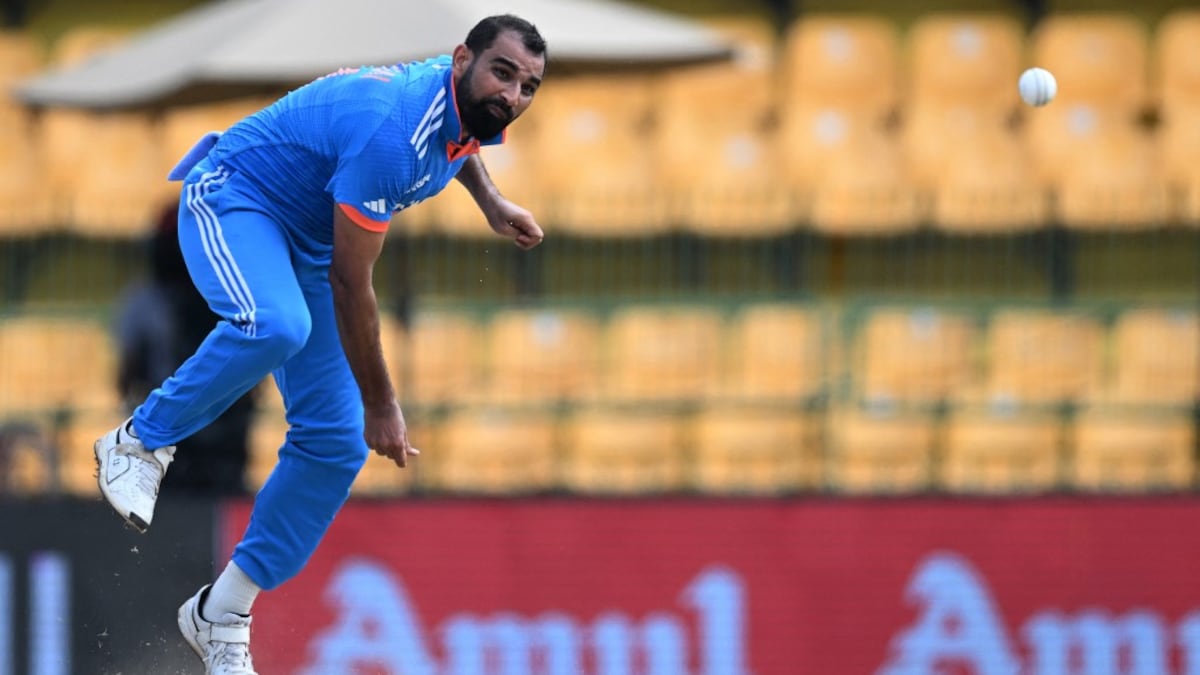 IND VS AUS, 1st ODI Cricket Match Live Score: Mohammed Shami, Steve Smith Engaged In Intense Contest, India Eye Wickets