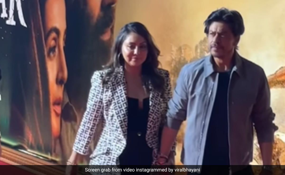 गदर 2 की सक्सेस पार्टी में वाइफ संग कुछ इस अंदाज में पहुंचे शाहरुख खान, फैंस बोले- गौरी खान ने कौनसे मंदिर में...