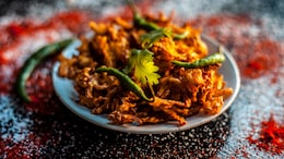 6 Easy Tips For Making Incredibly Yummy Aloo Pyaaz Pakoras At Home