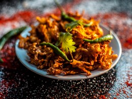 6 Easy Tips For Making Incredibly Yummy Aloo Pyaaz Pakoras At Home