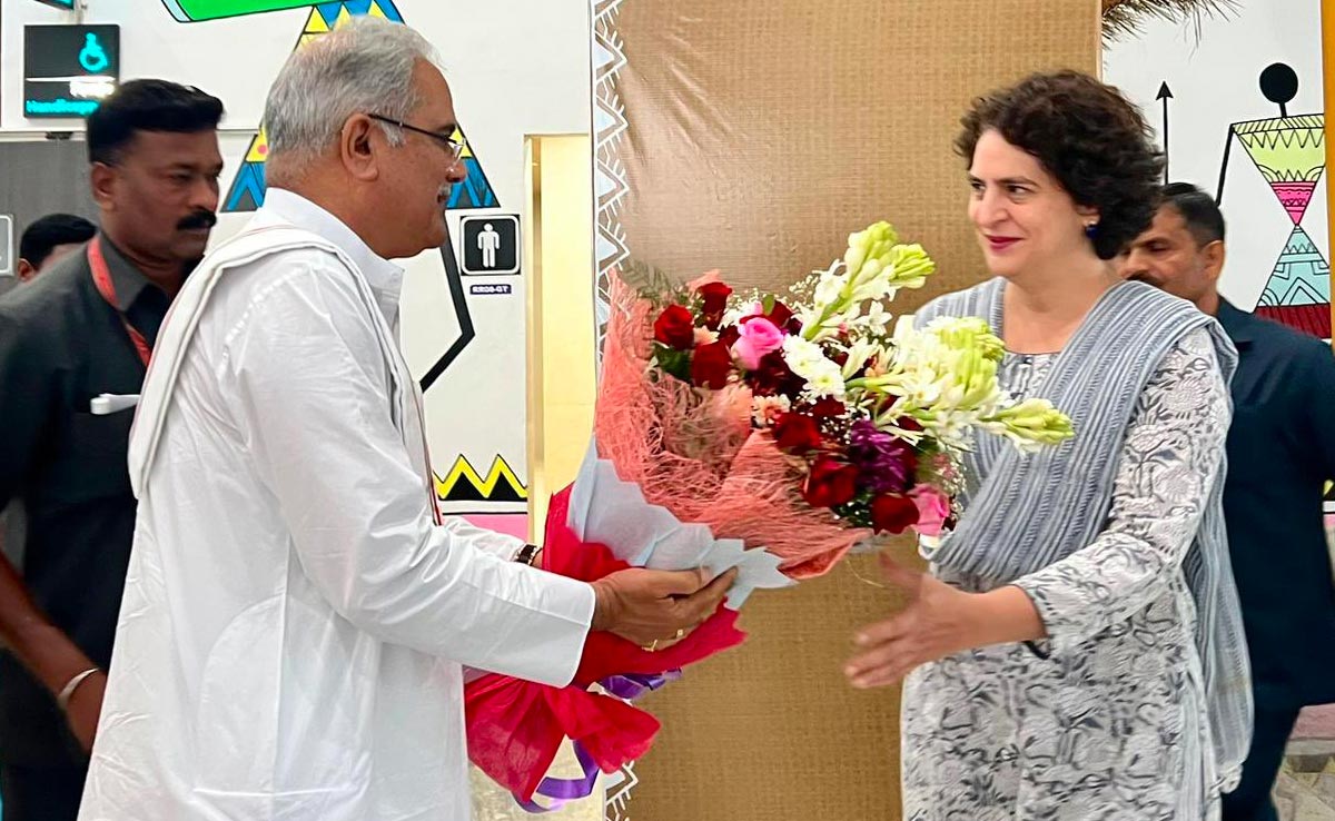 Priyanka Gandhi रायपुर पहुंची, सीएम भूपेश ने किया स्वागत, भिलाई में महिला समृद्धि सम्मेलन में होगी शामिल