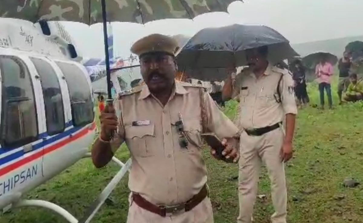 एक निजी चॉपर की एमपी बॉर्डर पर इमरजेंसी लैंडिंग, लाइव रिपोर्टिंग कर चर्चा में आए SHO