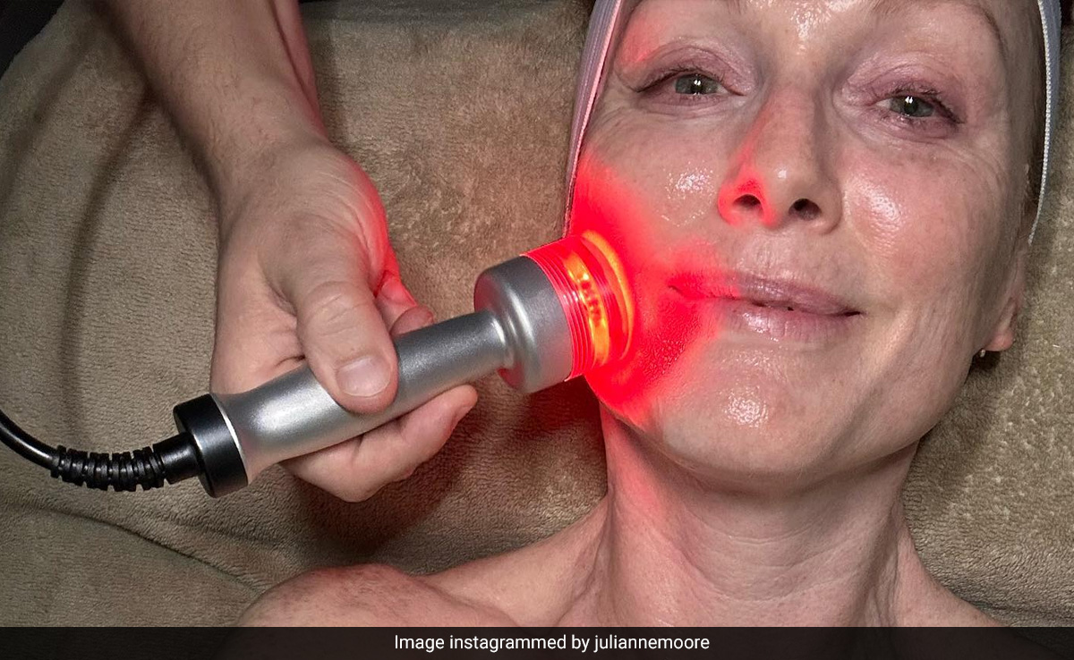 Julianne Moore Is "Red-Dy" For Holiday Season Thanks To This Celebrity Favourite Beauty Treatment