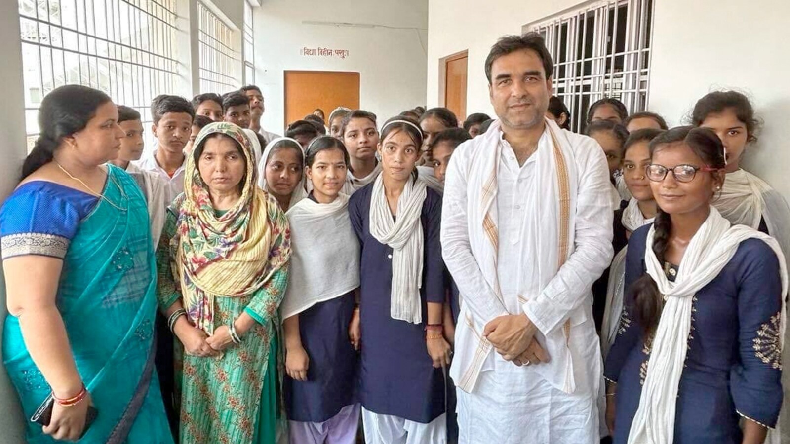 बॉलीवुड अभिनेता पंकज त्रिपाठी ने अपने पिता की याद में गांव में खोली ...